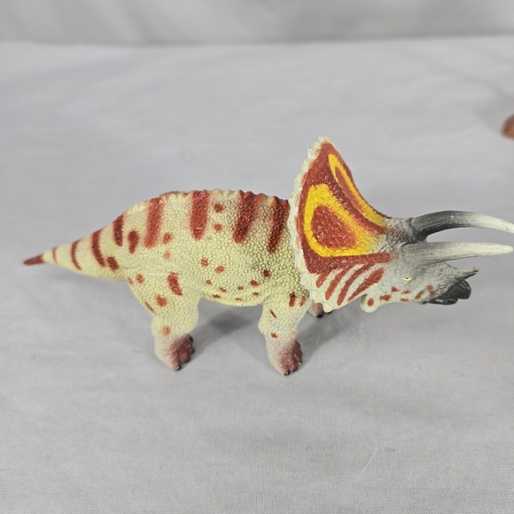 GEOWORLD  DINOSAUR FIGURES Lot Of 4 Baryonyx Triceratops Velociraptor Stegosaur - Picture 3 of 7